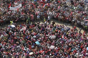 OPOSITORES DE MURSI SE MANIFIESTAN EN LA PLAZA TAHRIR