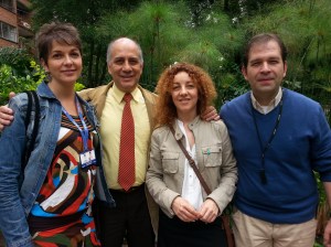 Ferre amb el degà, Ancízar Vargas, el director del grau de Publicitat, Rafael Vargas, i la docent Claudia Vélez